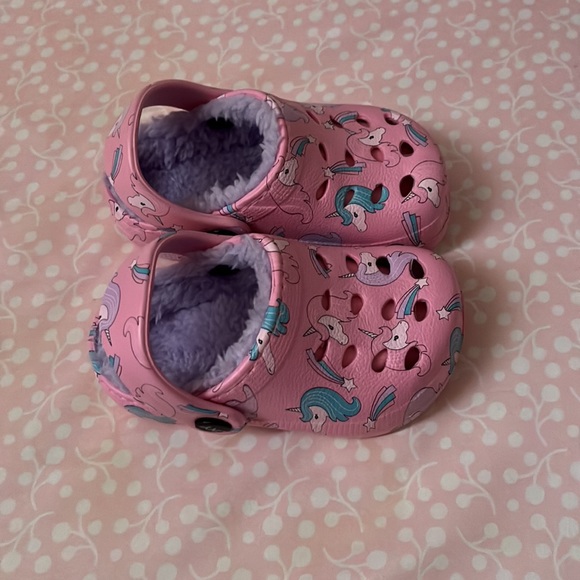 Toddler Girl Insulated Crocs - Picture 4 of 9